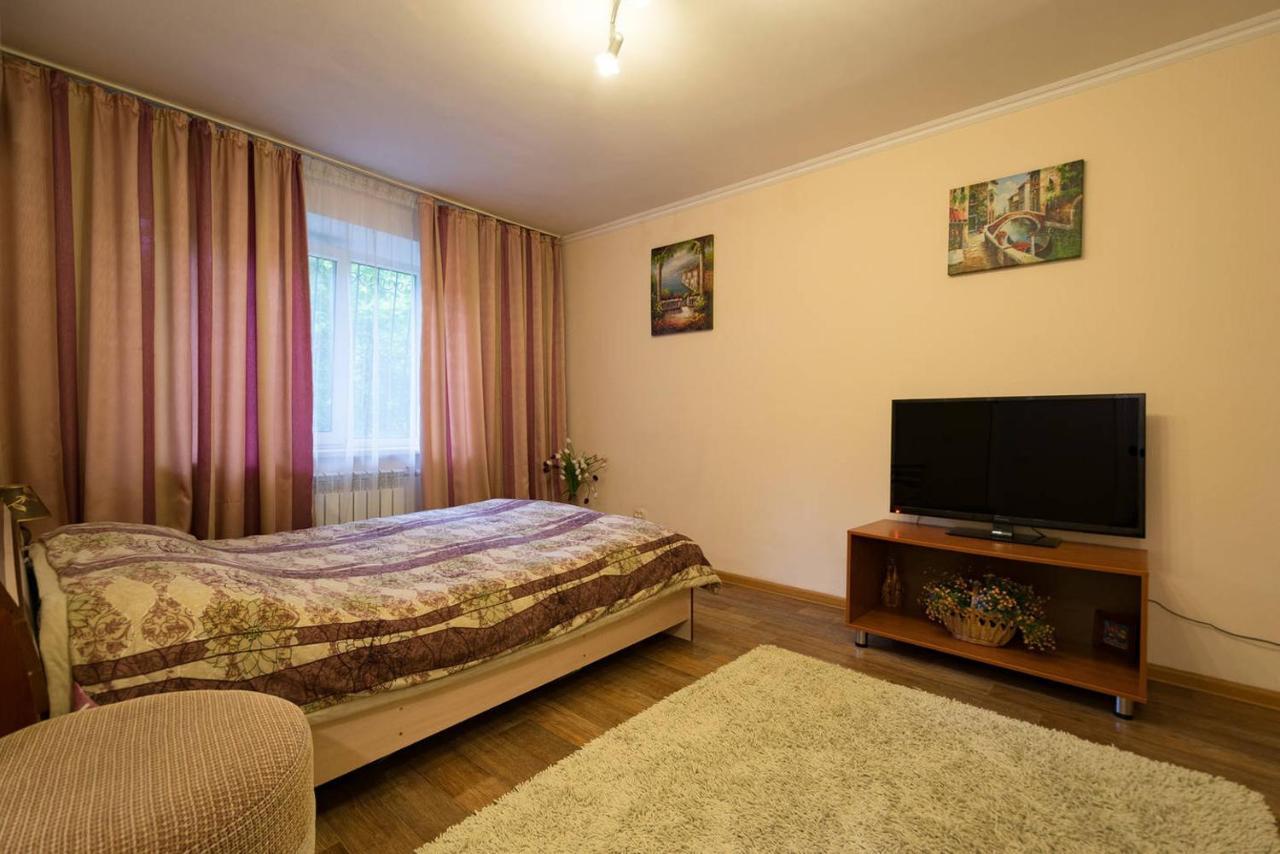 Apartment Nadezhda at Zheltoskan 77/79 Alma-Ata Buitenkant foto